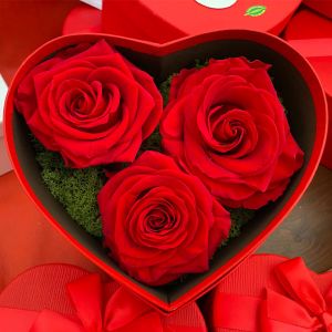 Cofanetto cuore con 3 Rosa Premium (SOLO RITIRO IN NEGOZIO)